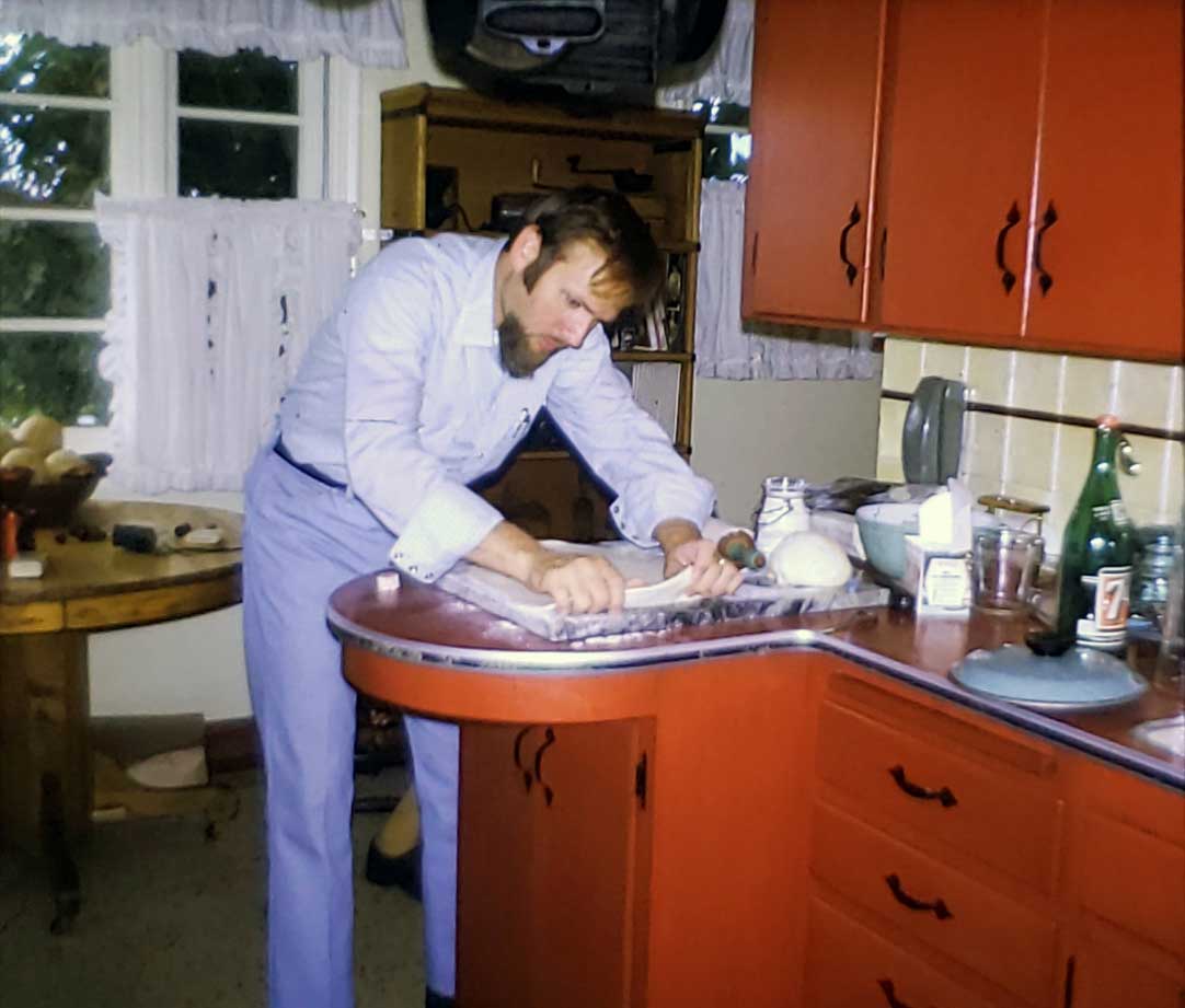 Bill making pizza